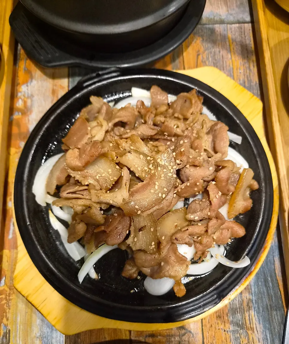 Charcoal-grilled pork on an iron plate