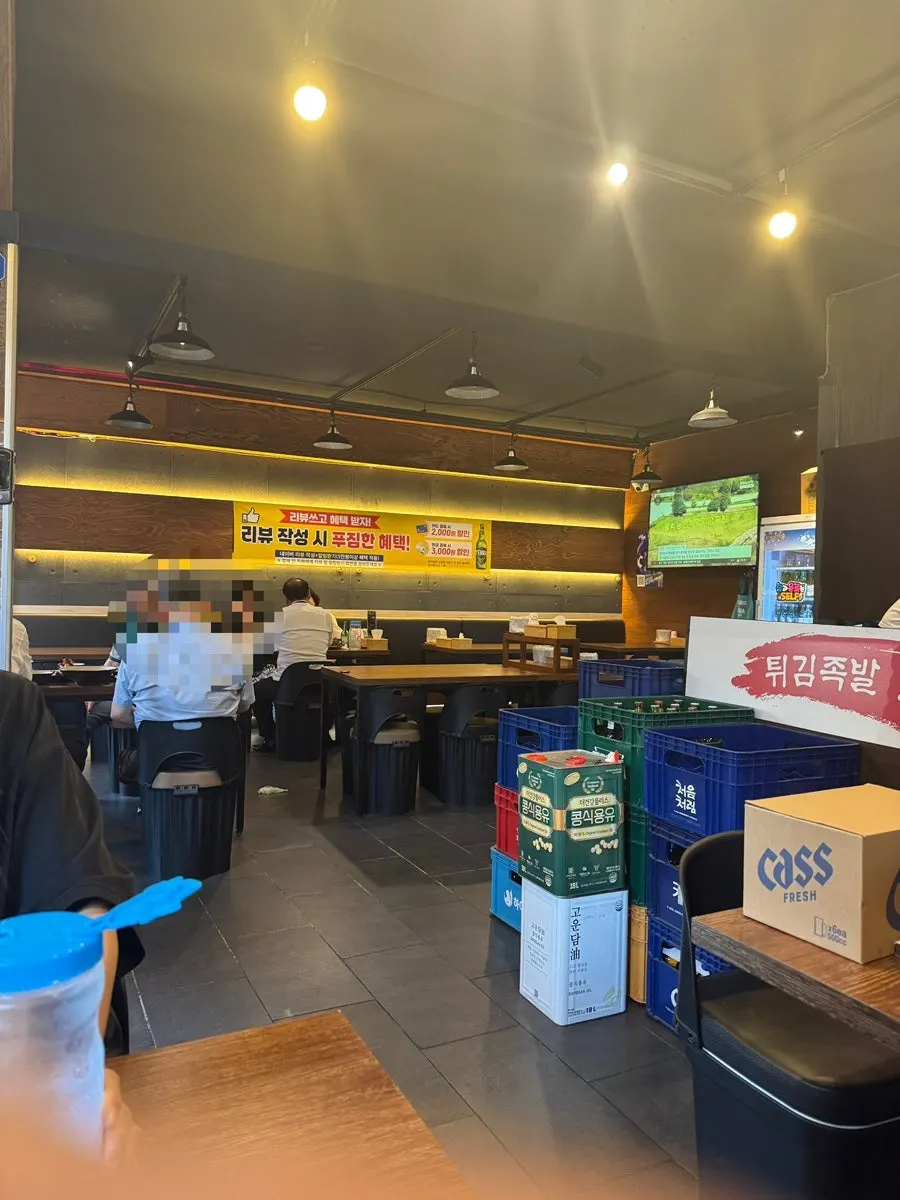 โต๊ะภายในร้าน Kkalkkali Jokbal Bucheon Branch