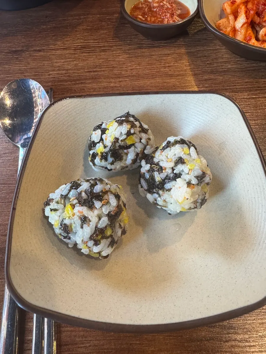 ข้าวปั้นไข่ปลาบินทรงกลมที่ปั้นเสร็จแล้ว