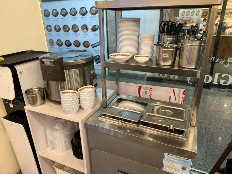Self-service bar with water dispenser and tableware