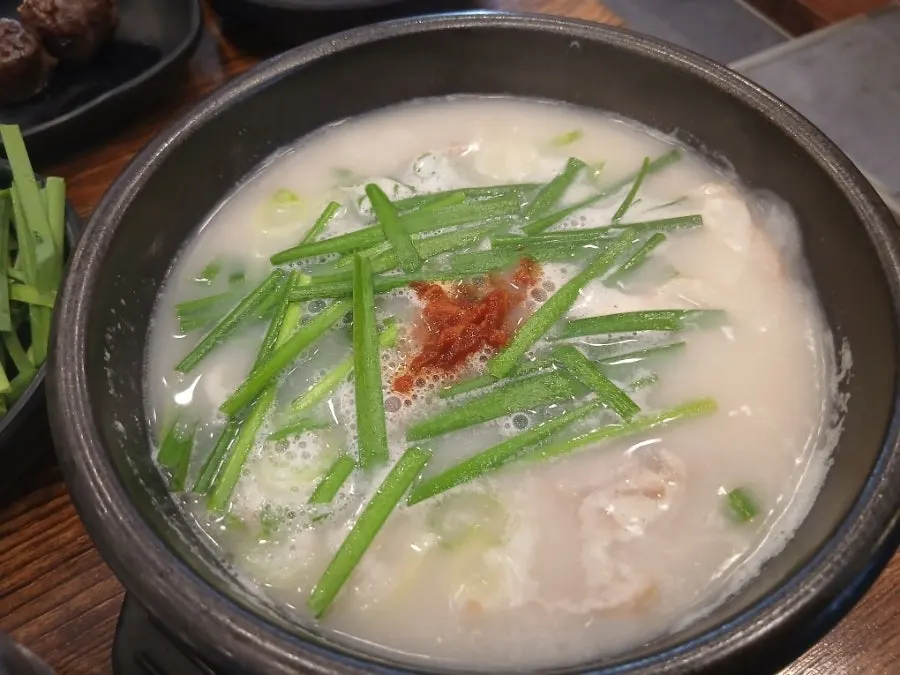 돼지국밥과 곱창국밥 주문 사진