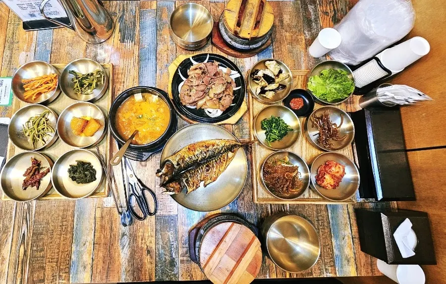 정식 2개로 차려진 한정식 상차림 전경