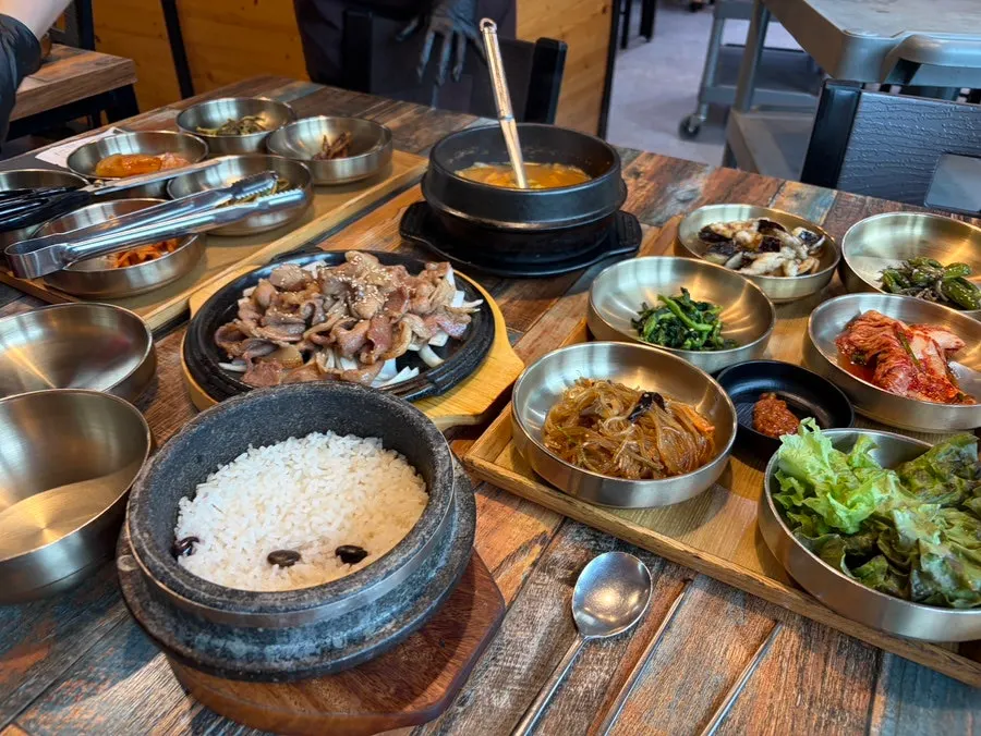 Set meal composition including pot rice and cheonggukjang
