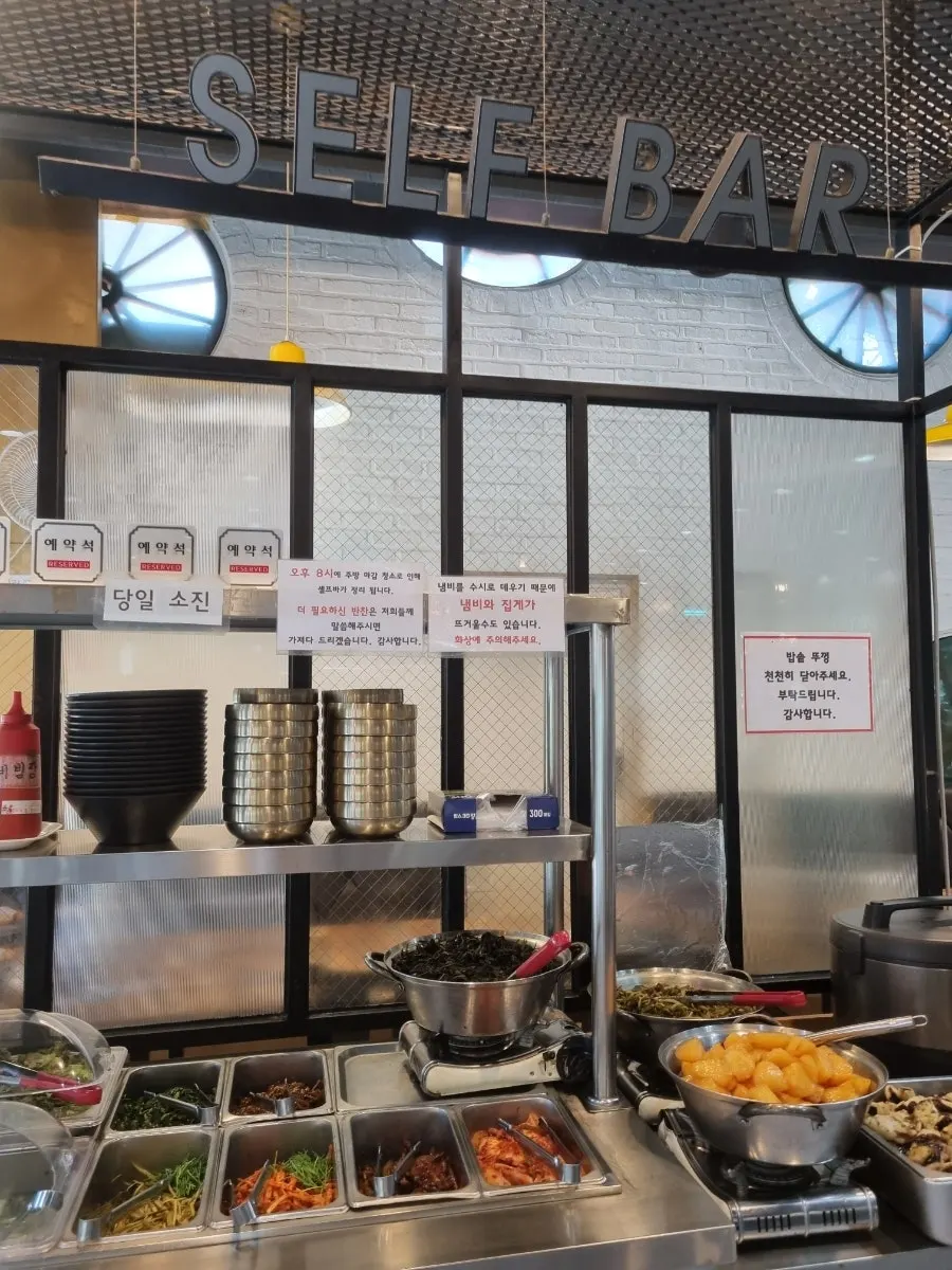 Self-bar corner for refilling banchan