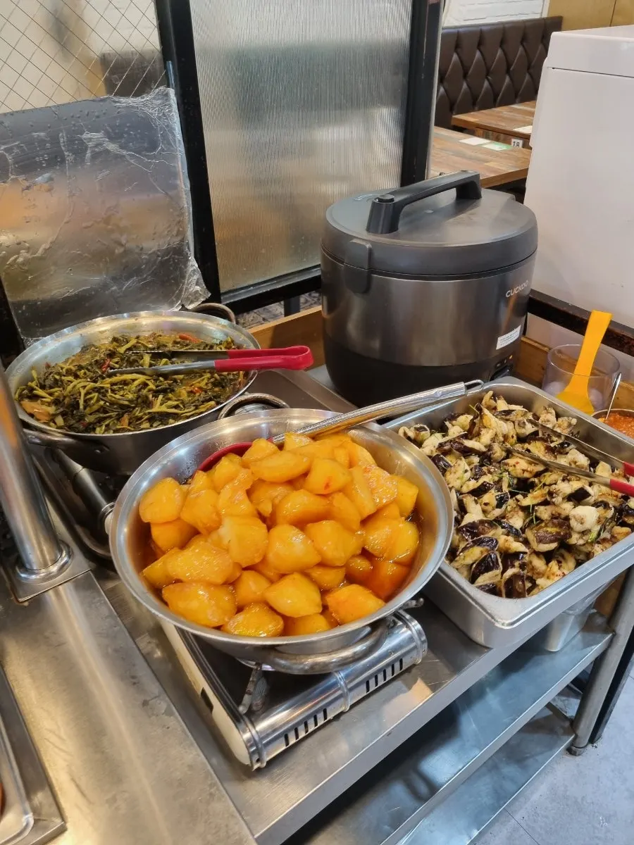 Free rice bowl station at the self-bar
