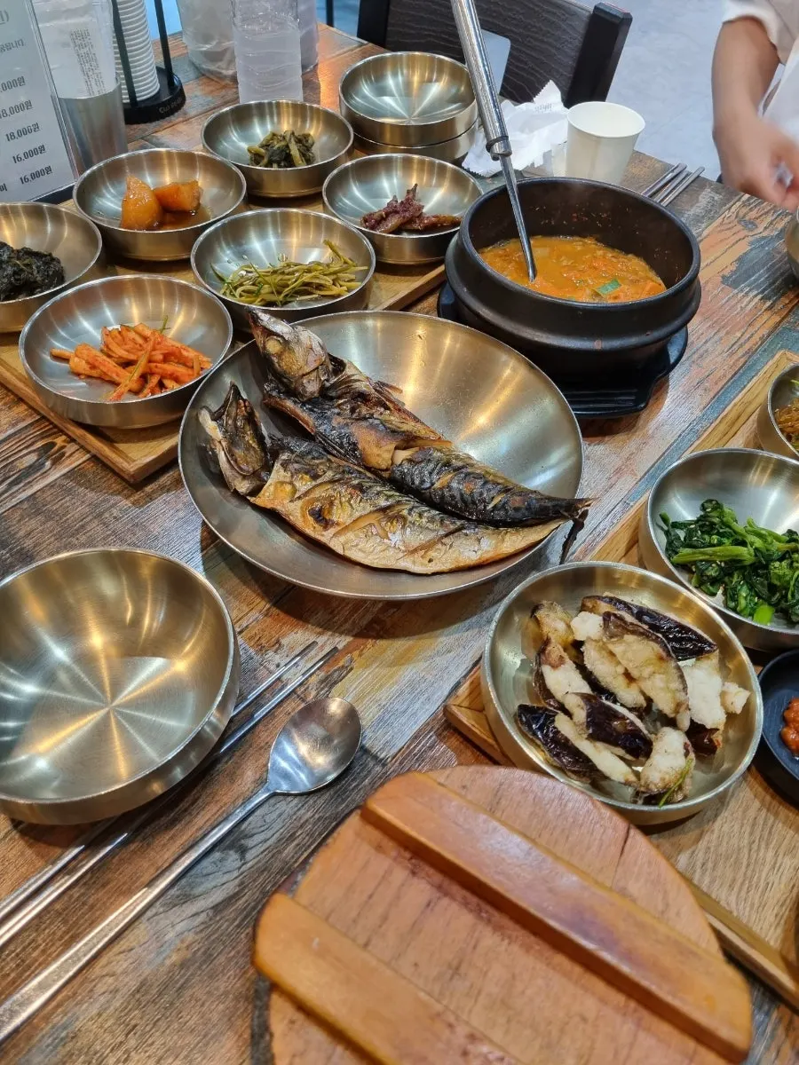 Full Tteuranchae Bapsang table spread with pot rice and cheonggukjang