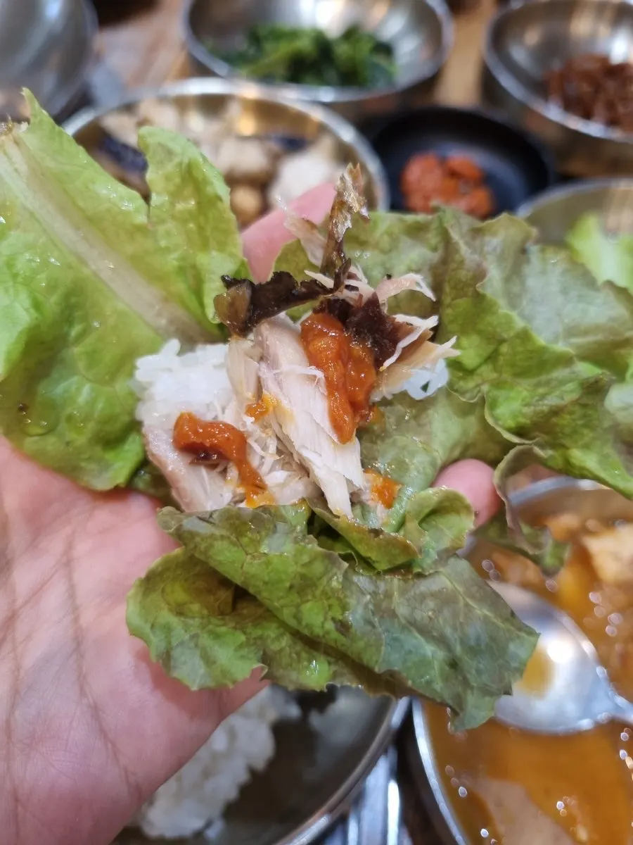 Mackerel flesh piled on top of pot rice