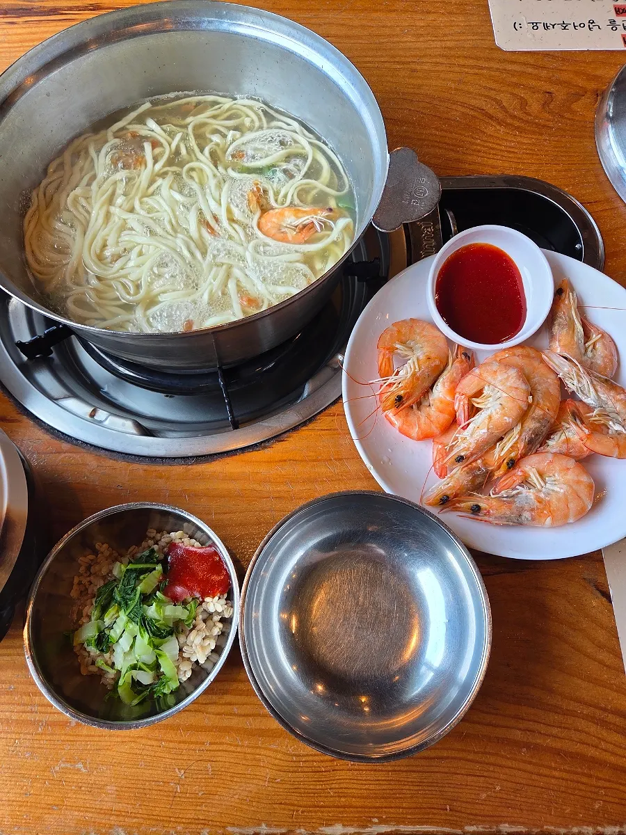 Table setting with ordered kalguksu and steamed shrimp