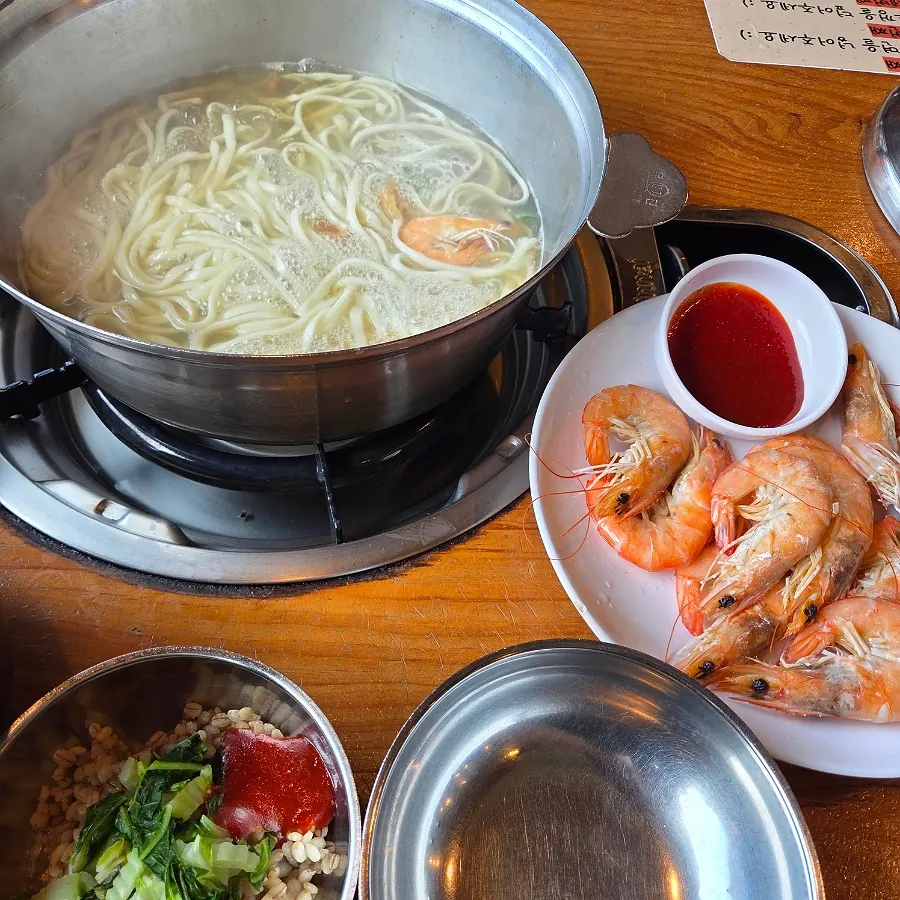 Cooked kalguksu and barley rice