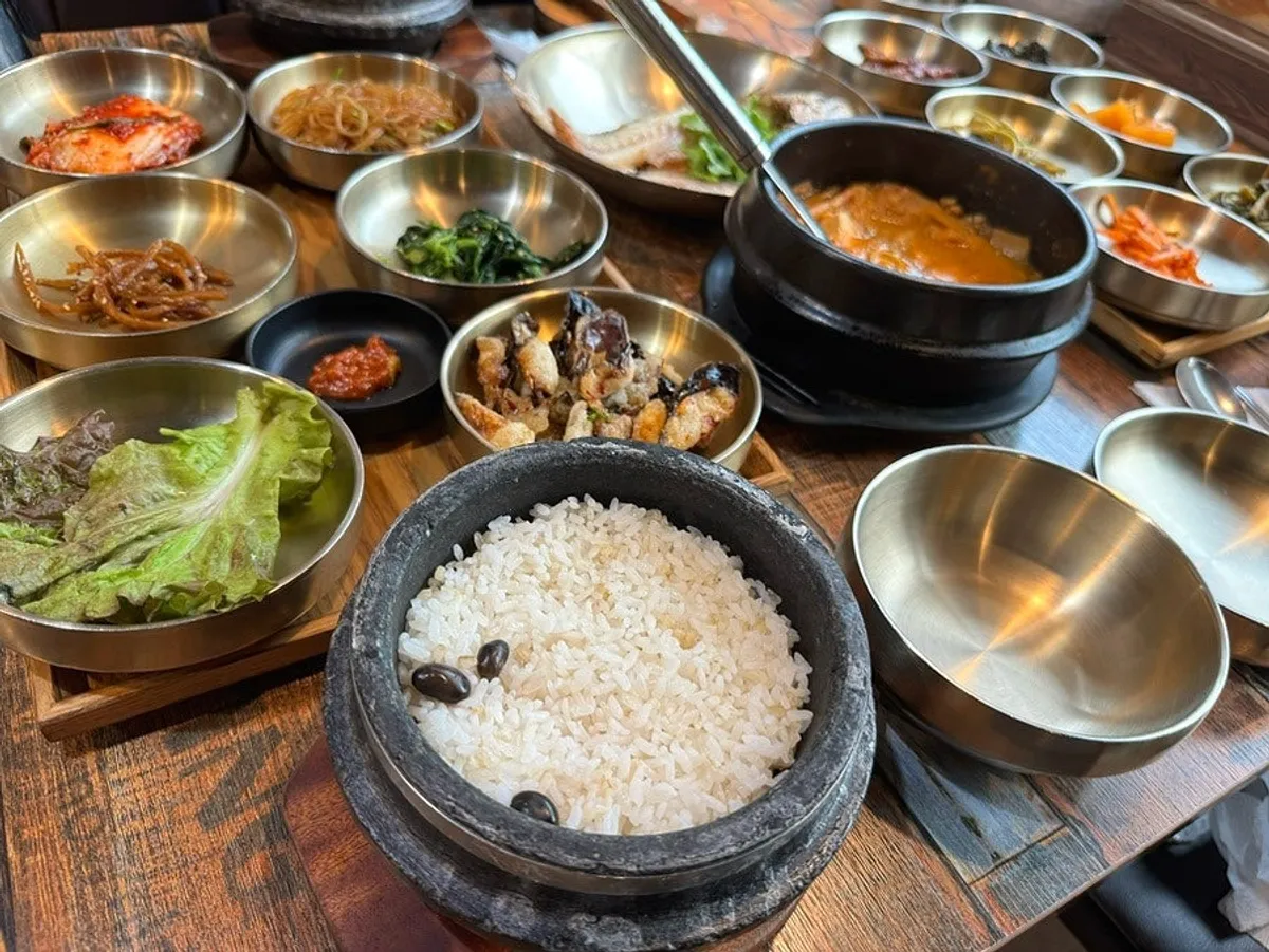 Signature dishes at Gim Myeongju Tteuranchae Bapsang in Jak-dong, Bucheon
