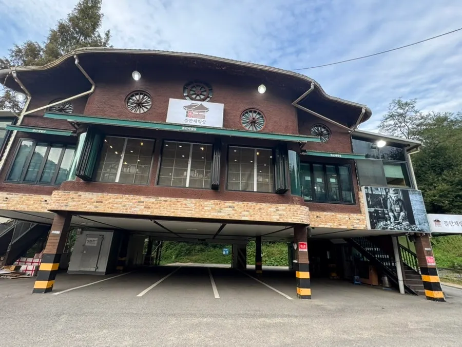 Spacious parking at Gim Myeongju Tteuranchae Bapsang