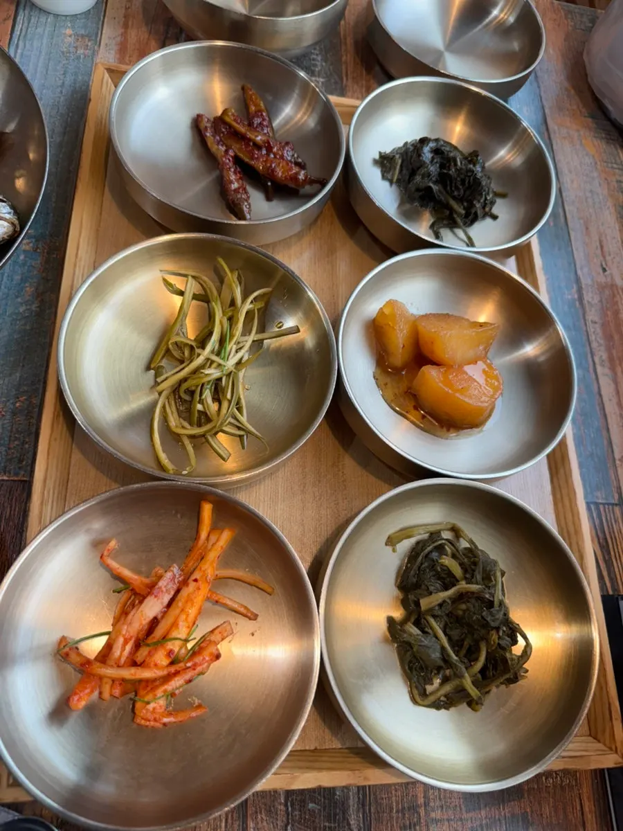 Korean set-meal side dishes ideal for sharing with parents