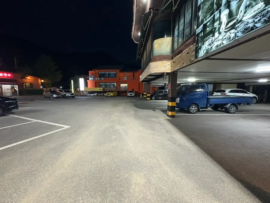 Wide parking lot in front of the restaurant building
