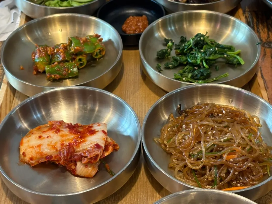 반찬으로 든든하게 채운 한 끼 상차림