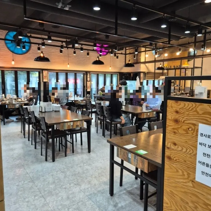 월요일 저녁 손님이 많은 한정식집 내부