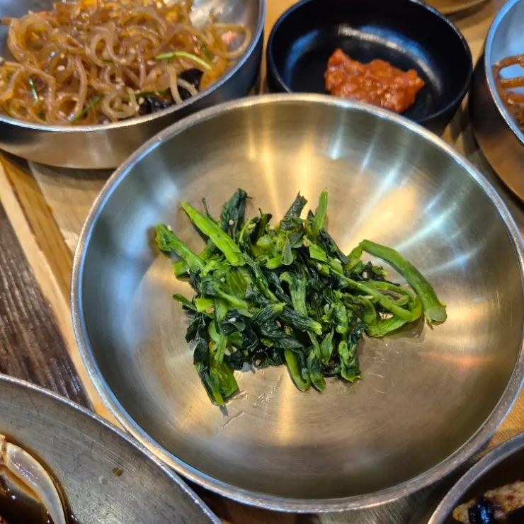 작은 그릇에 담긴 반찬