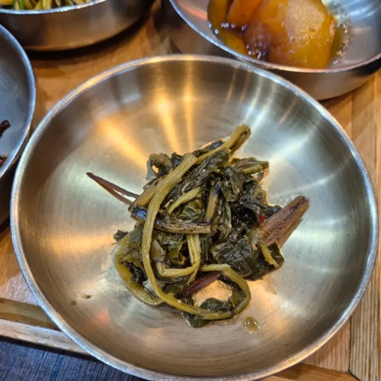 상에 차려진 나물 반찬