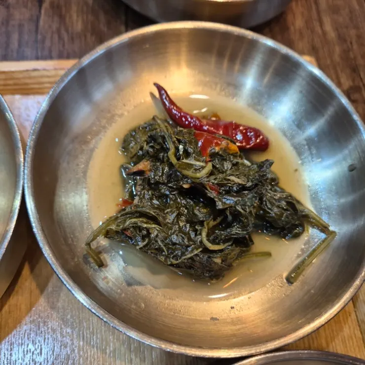 여러 가지 밑반찬 중 하나