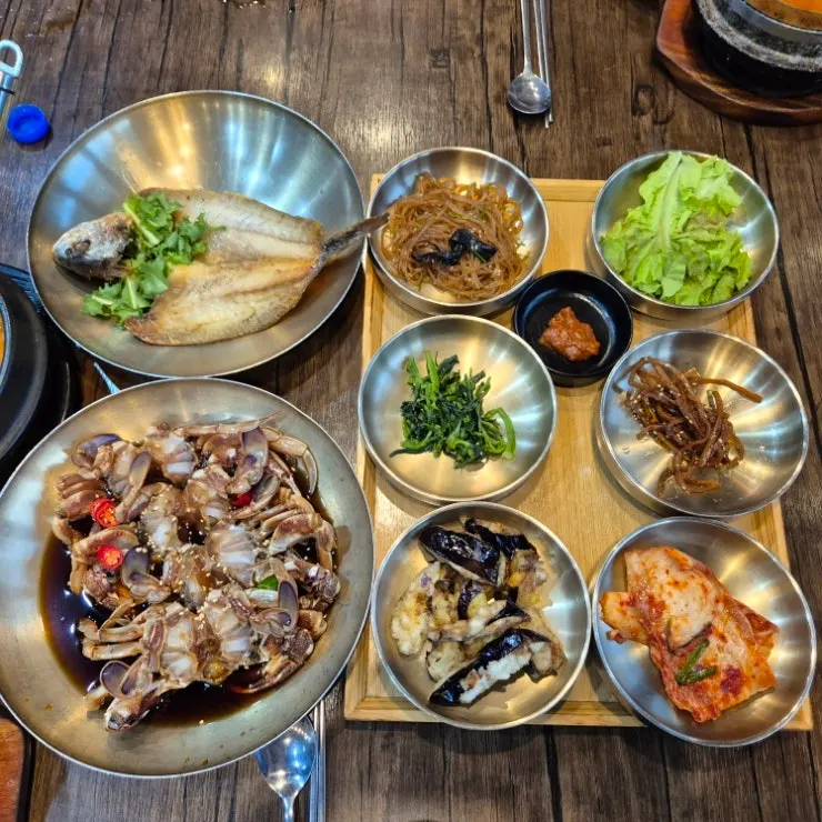 빠르게 차려진 한정식 한 상
