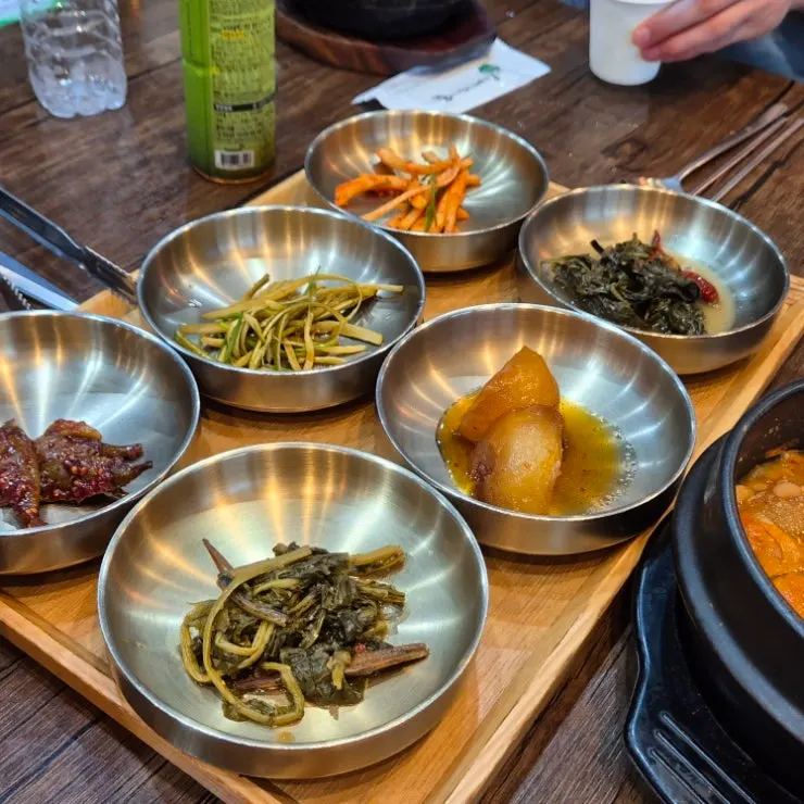 보리굴비와 간장게장이 함께 차려진 상