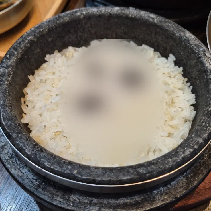 한정식과 함께 나온 돌솥밥