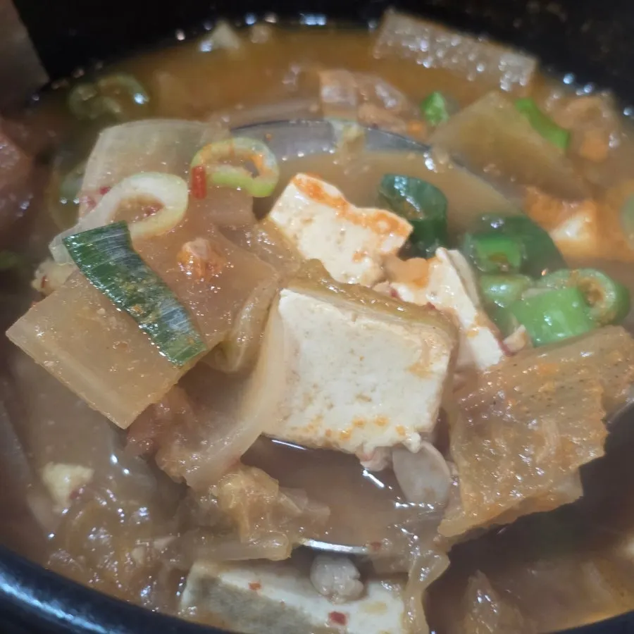 한 상 가득 차려진 간장게장정식 상차림