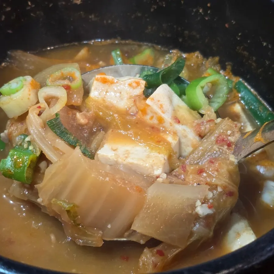잡채와 나물 등 여러 가지 밑반찬 접시