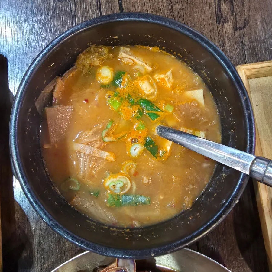 가지튀김과 감자조림 등 밑반찬 클로즈업