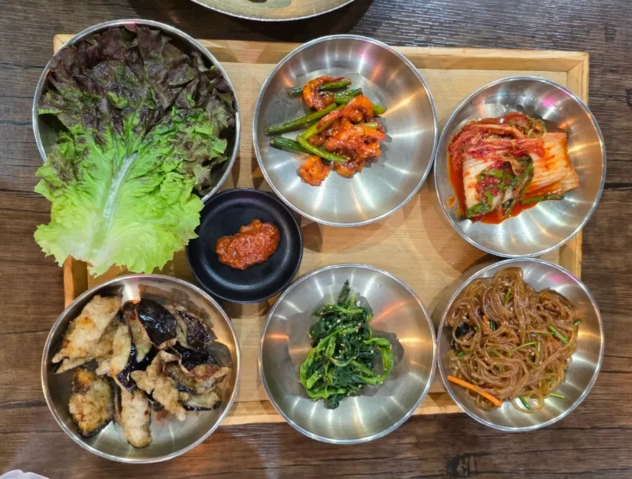 테이블을 가득 채운 반찬과 청국장