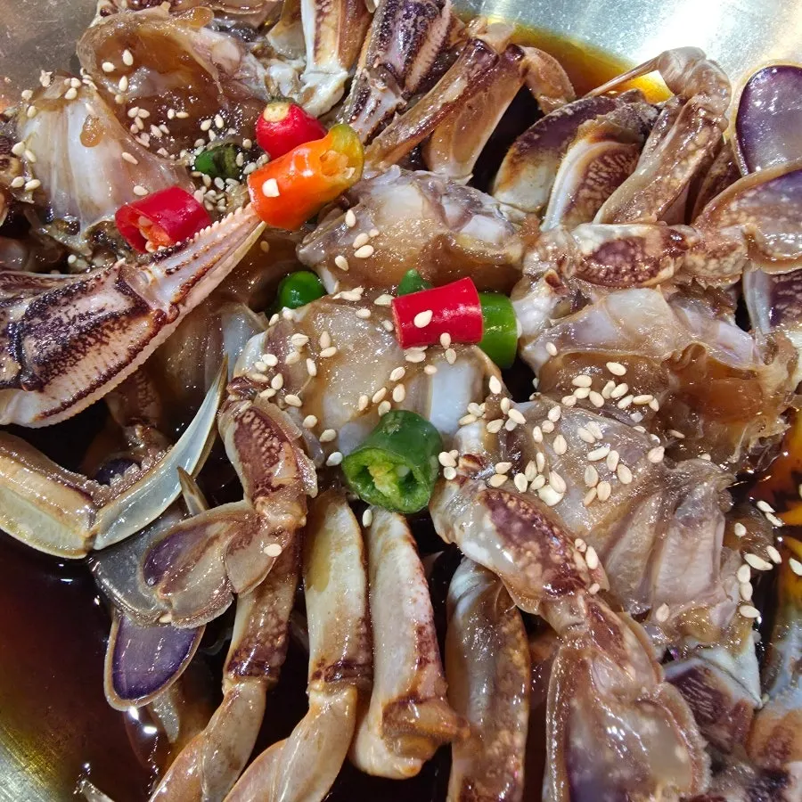 게살을 발라 밥 위에 올린 모습