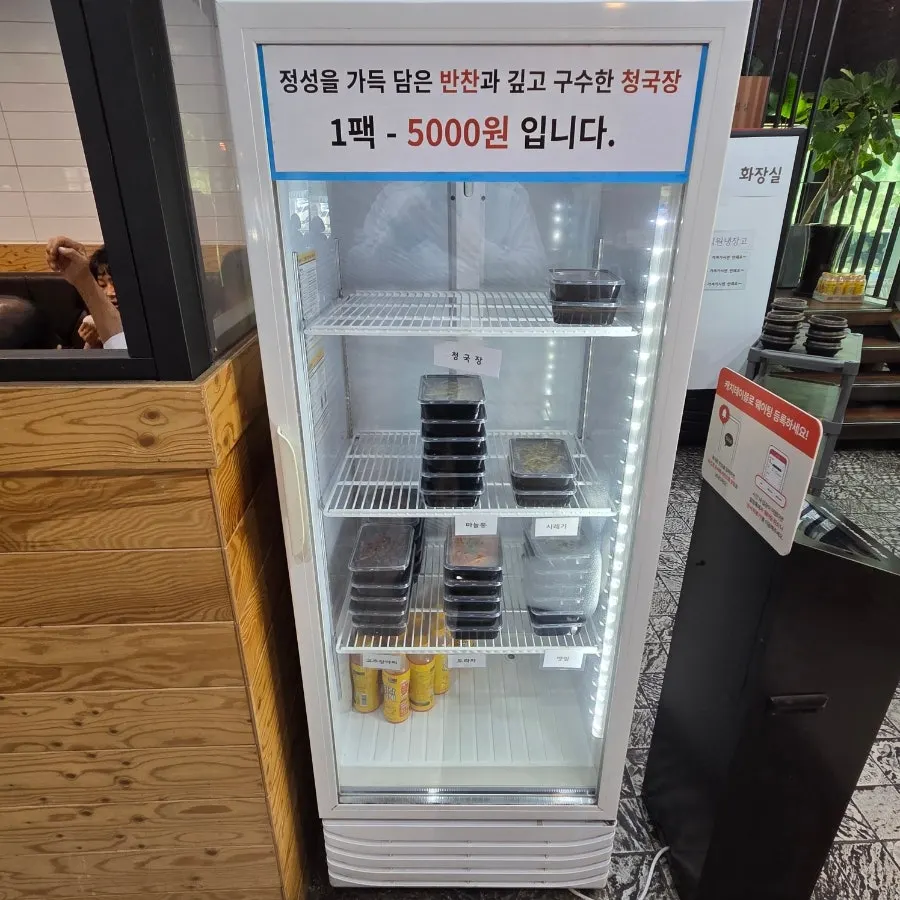매장에서 파는 과자와 식품 진열