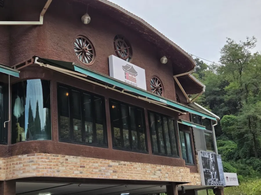 넓게 마련된 식당 주차장
