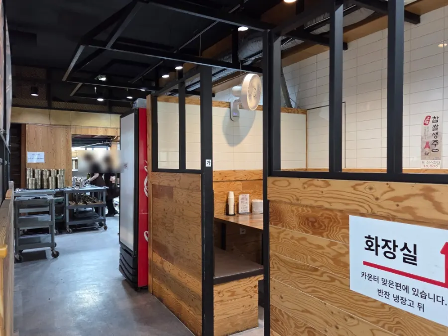 바닥 턱 주의 안내가 붙은 매장 벽면