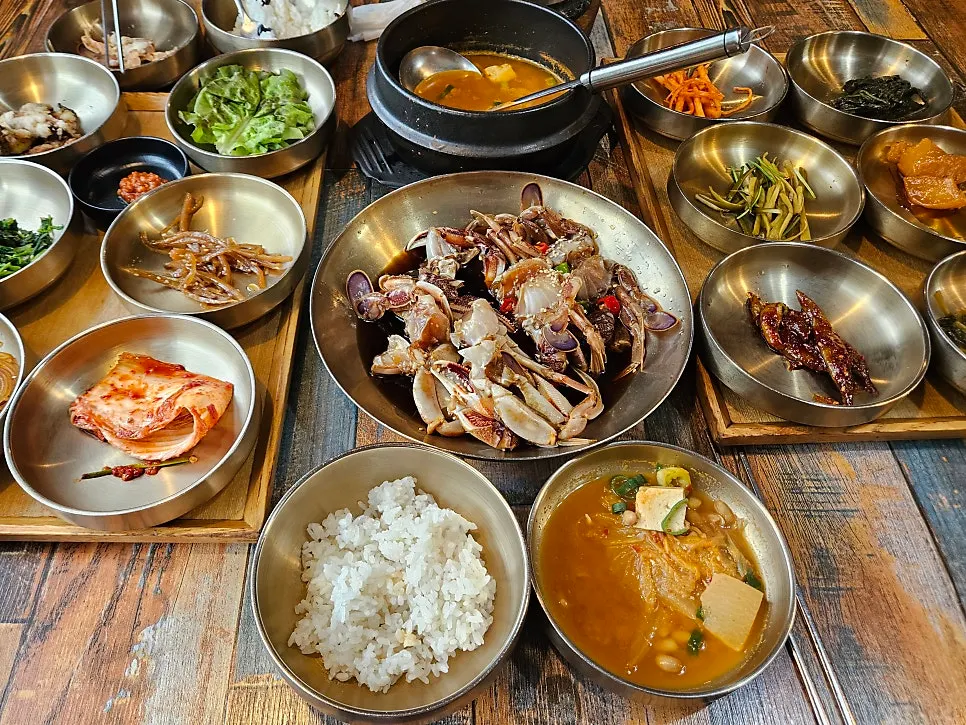 김명주뜰안채밥상 부천 본점 간장게장 한정식 상차림