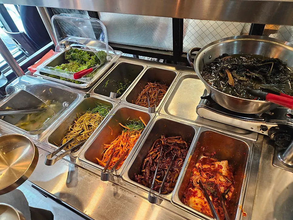 반찬 무한리필 셀프바에 놓인 밑반찬들