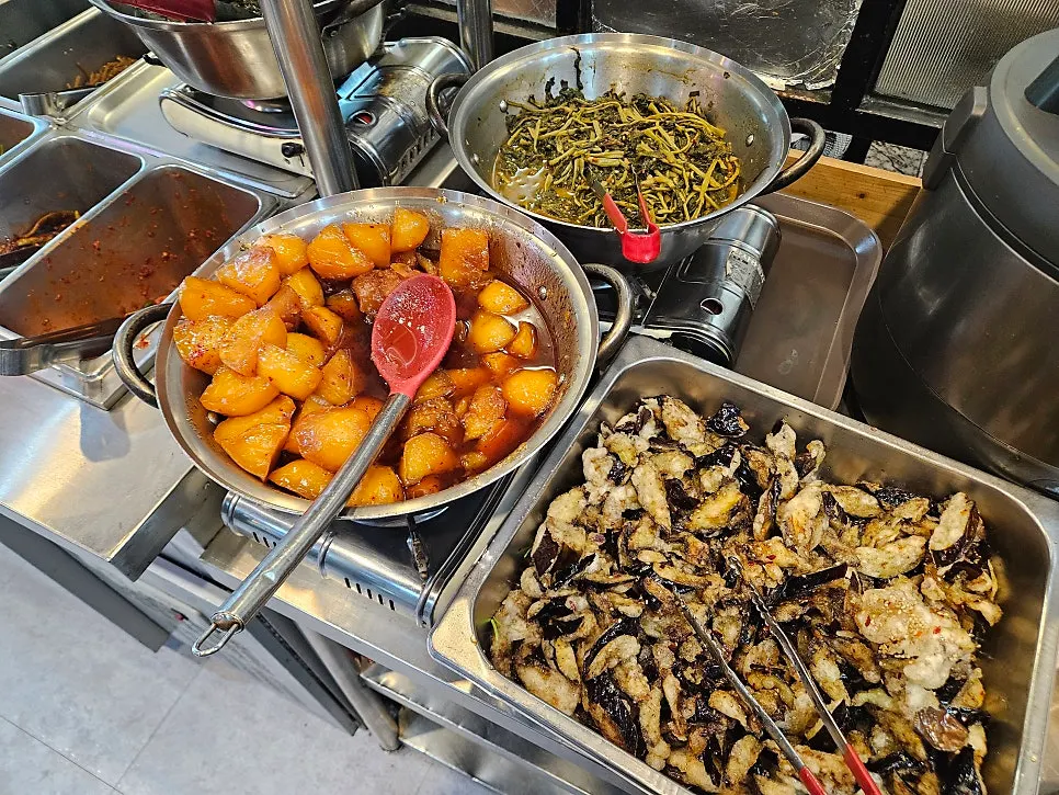 나물과 채소 반찬이 놓인 셀프 리필 코너