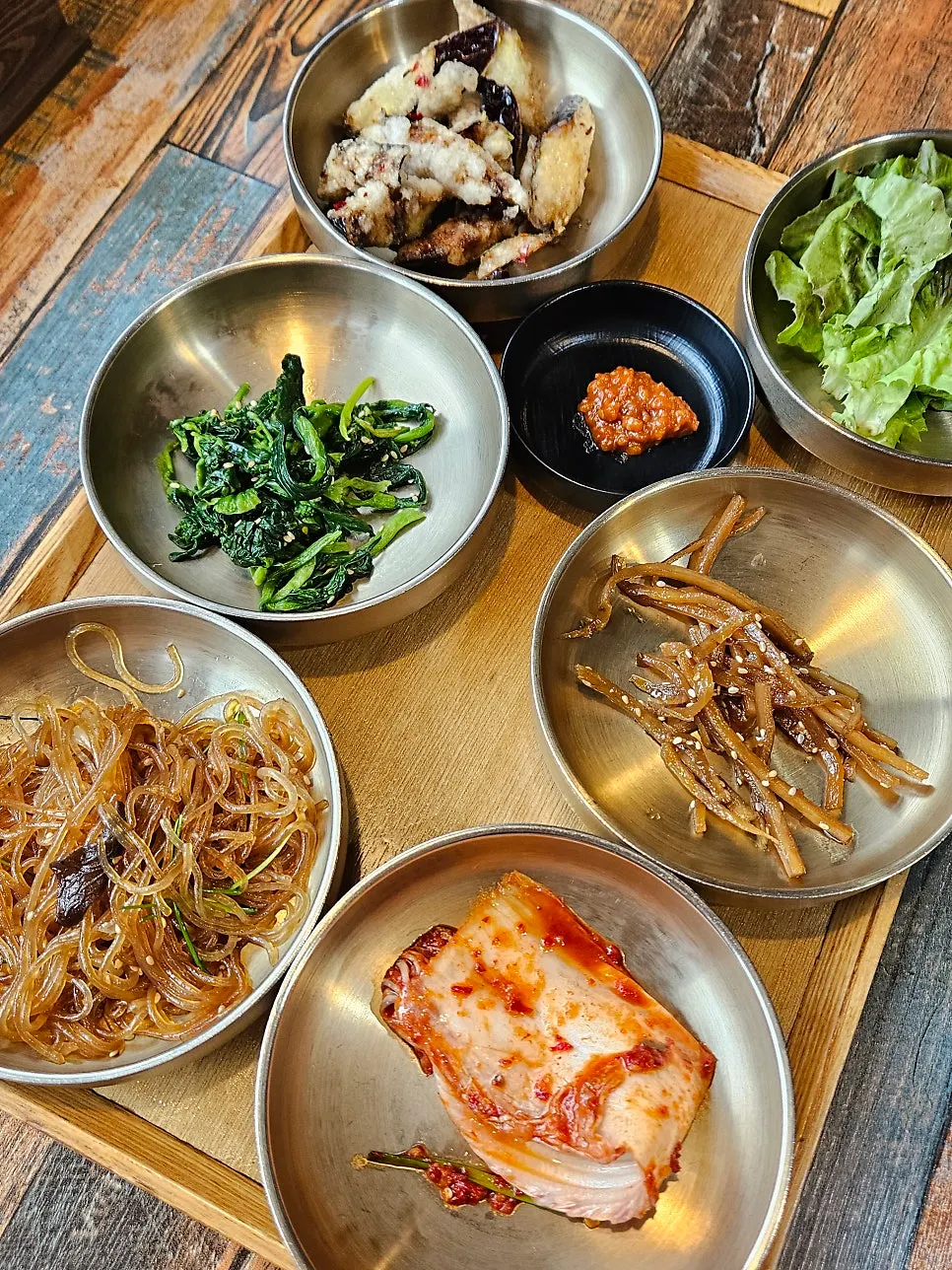 기본 반찬 12가지가 깔린 뜰안채정식 상