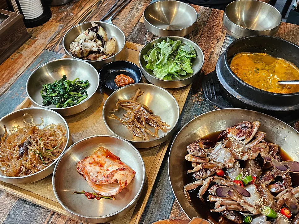 돌솥밥과 반찬이 놓인 2인 상차림