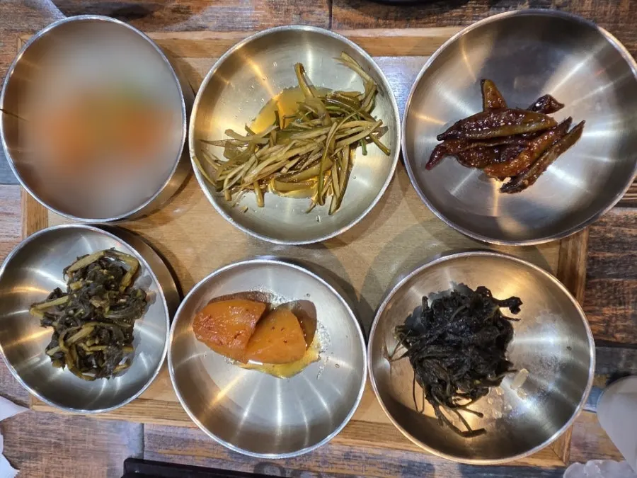 고등어구이와 기본 반찬 상차림