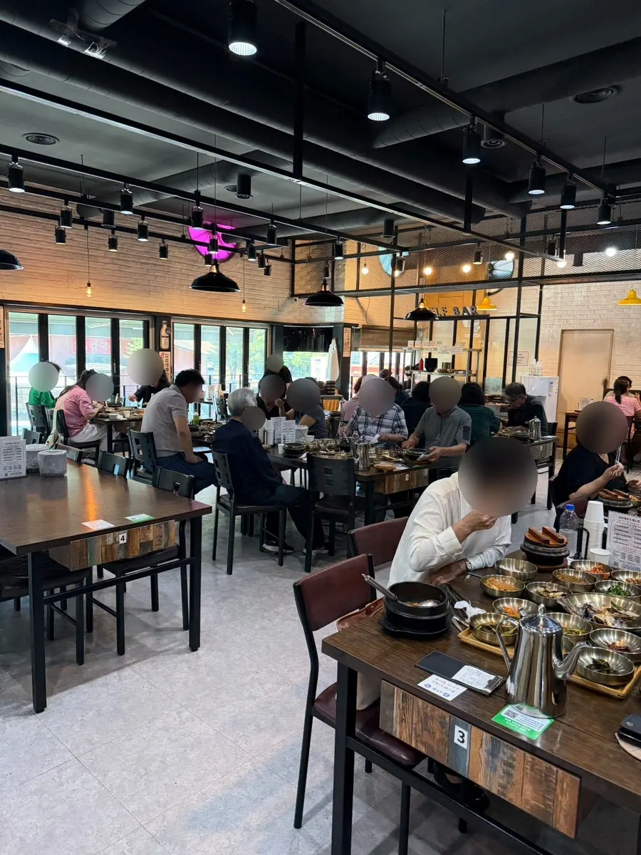 손님으로 가득 찬 한식당 내부