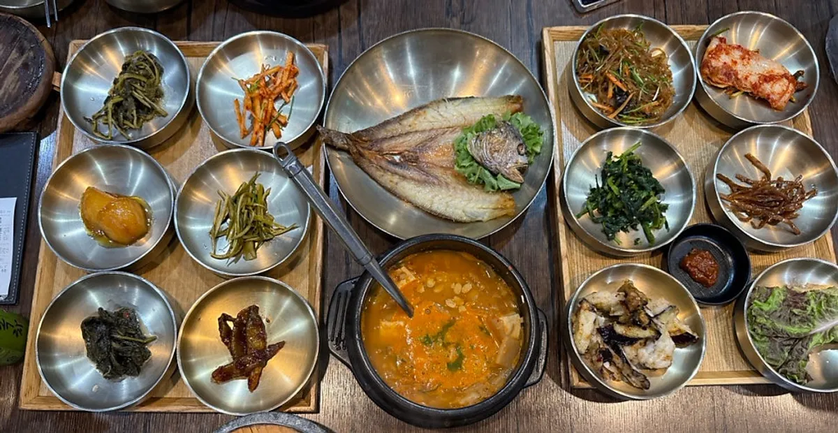 보리굴비와 반찬으로 가득 찬 한상차림