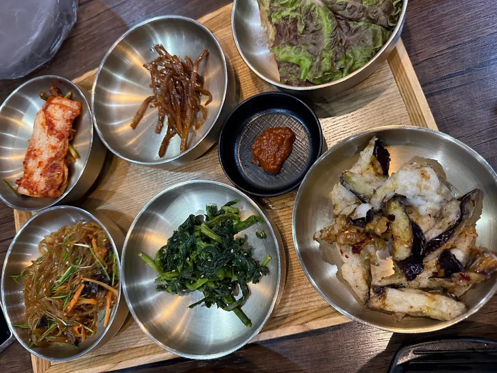 나물과 장아찌 밑반찬 접시