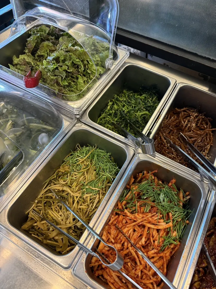 셀프바에서 담아온 반찬 접시