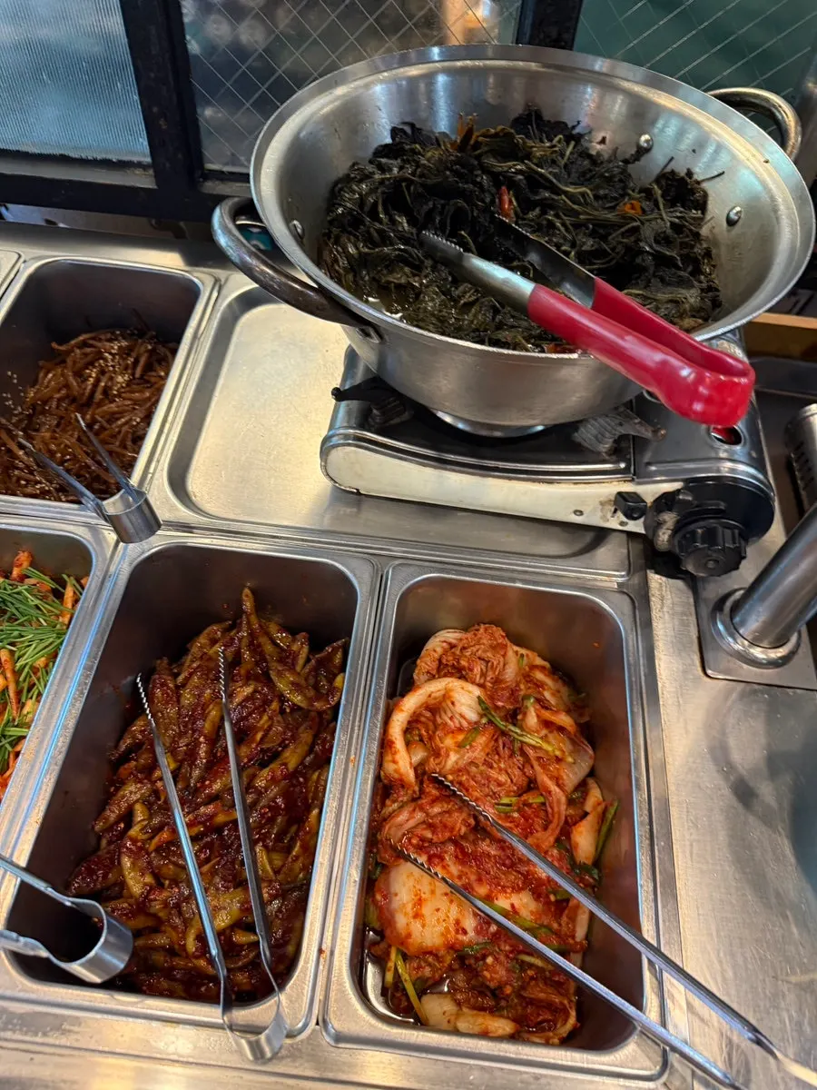 셀프바 반찬 코너 진열 모습