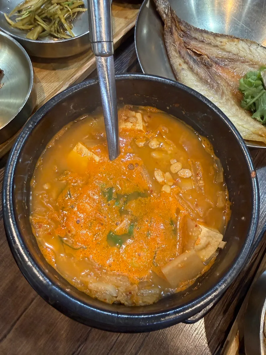 구수한 향이 나는 청국장 뚝배기