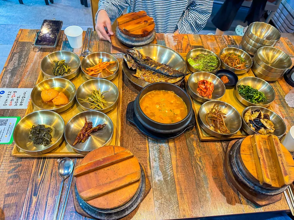 한정식집 내부 테이블 자리