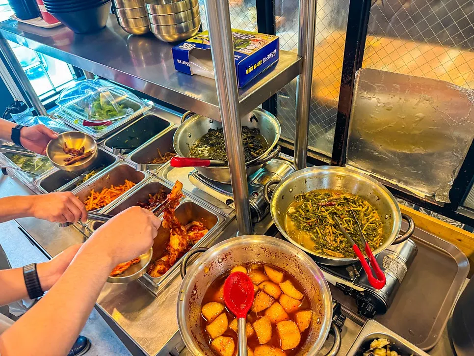정갈하게 담긴 제철 반찬 접시들