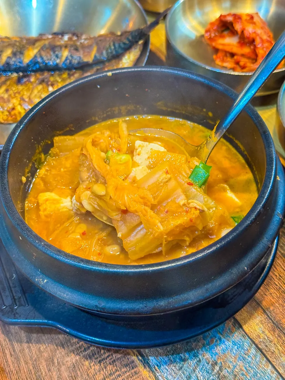 반찬을 덜어 먹는 식사 장면