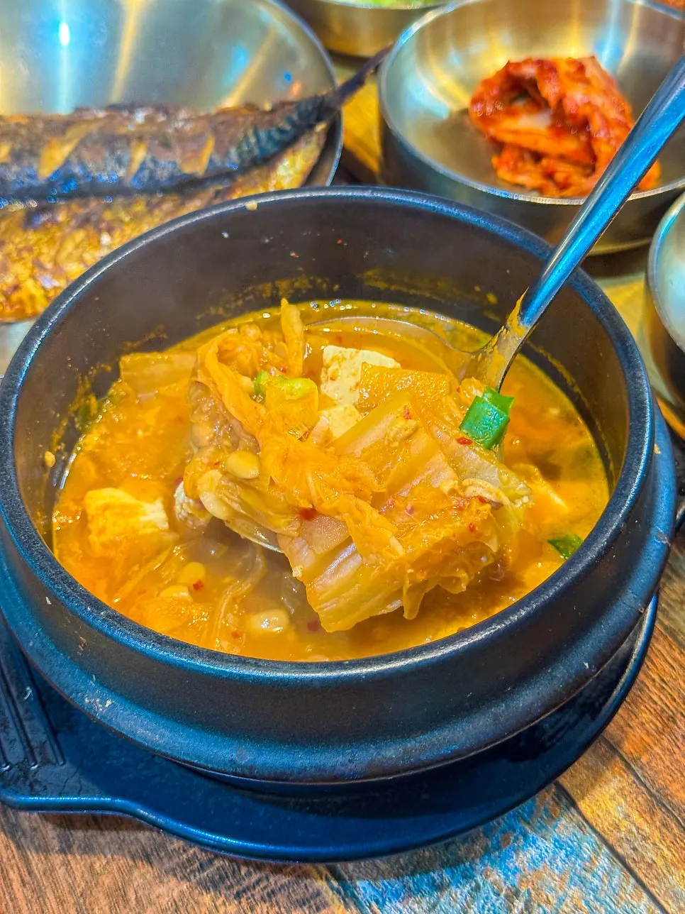 밥 나오기 전 차려진 반찬 상