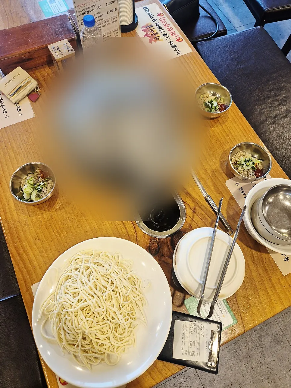 입구에서 판매하는 두부과자와 누룽지 등 과자류